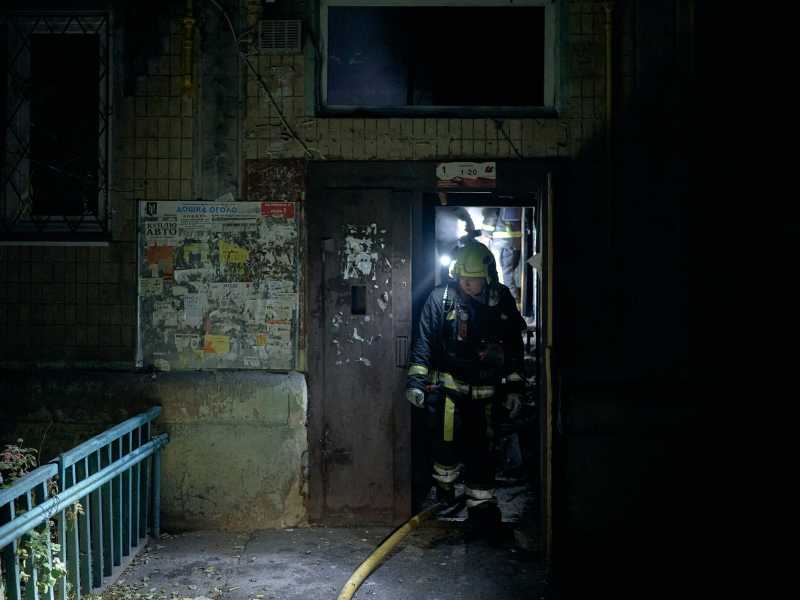 Membri del Servizio di Emergenza ucraino escono da un edificio danneggiato nell'attacco del 14 novembre 2025 (Foto di Kostiantyn Liberov/Libkos/Getty Images) <br />