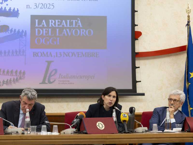 Elly snob. Schlein arriva tardi all’evento con Landini e D’Alema. L’ex premier consiglia e striglia la sinistra