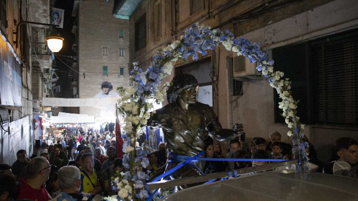 Immagine di Processioni, altari e web. Così Napoli crea nuovi santi ed eroi (oltre Maradona)