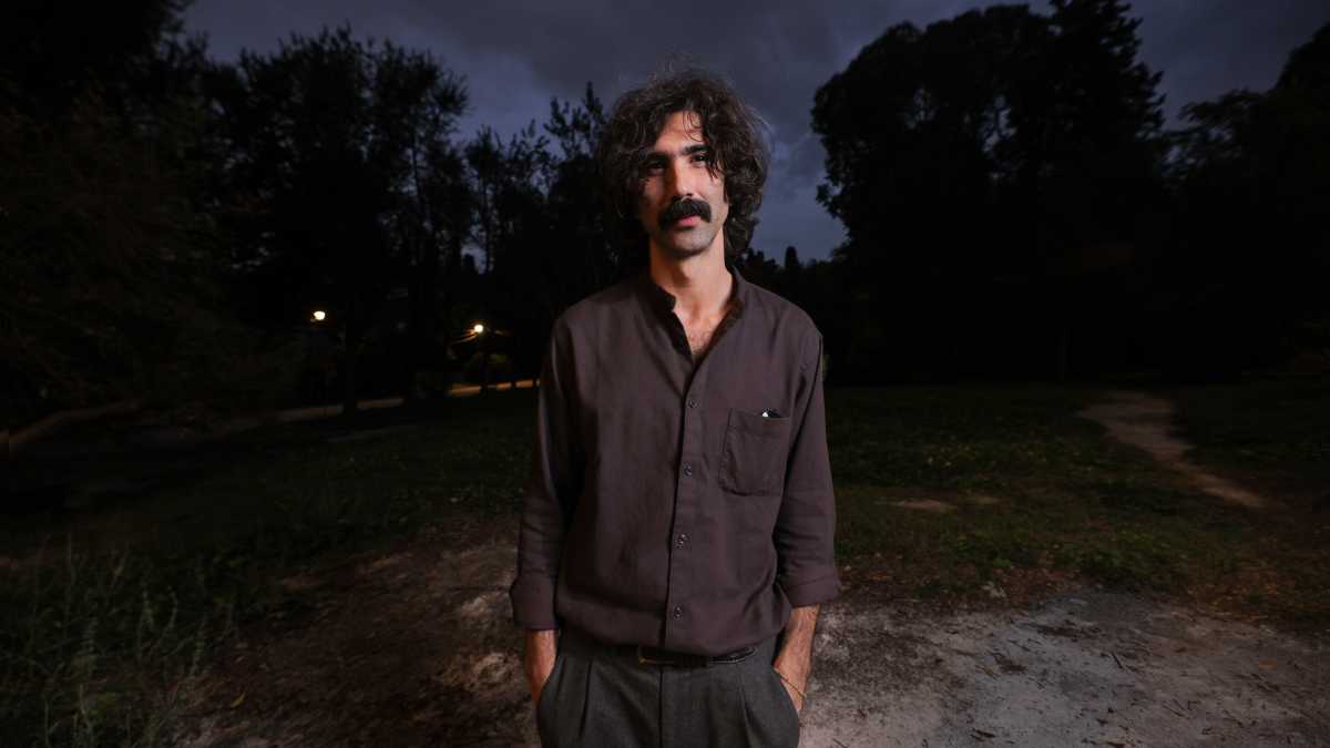 Immagine di Andrea Laszlo De Simone lascia che ombre e luci ridisegnino la sua musica, lontano dai palchi. Intervista