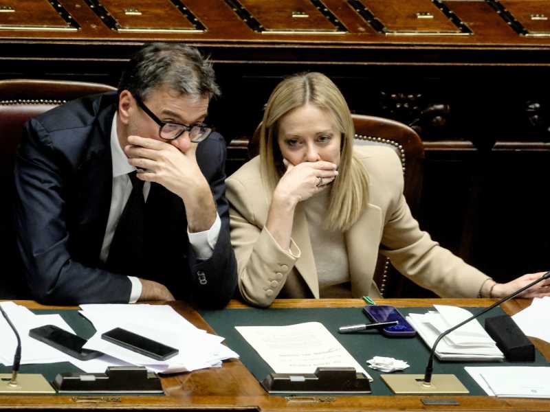Il ministro Giancarlo Giorgetti con la presidente del Consiglio Giorgia Meloni (foto LaPresse)