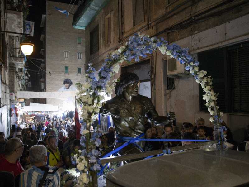 Il 30 ottobre scorso, per il compleanno di Maradona, la statua scolpita da Domenico Sepe &egrave; stata portata in giro tra i luoghi emblematici di Napoli (Getty)&nbsp;<br />