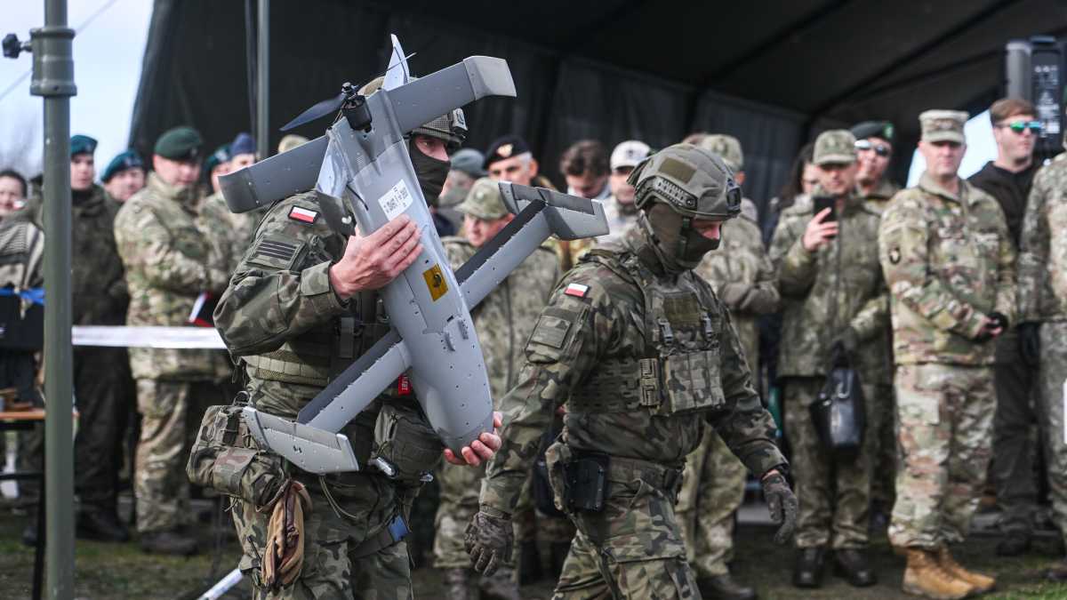 Immagine di La Silicon in armi. Per non “amare la Bomba” secondo Alex Karp c’è un solo modo: dominare le armi con l’AI