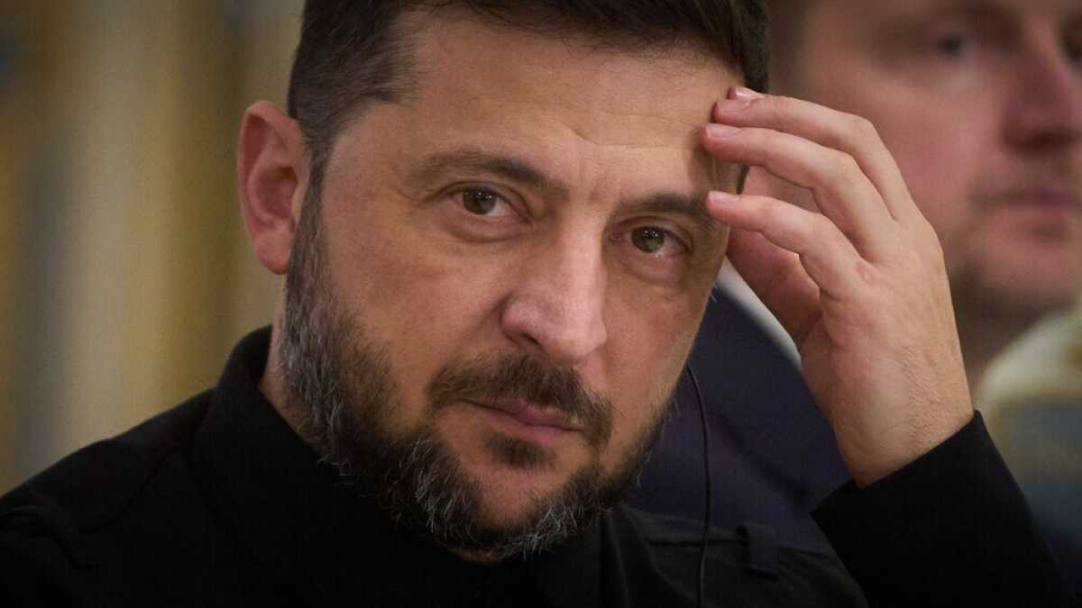 Immagine di Zelensky riceve la bozza di Witkoff e vede varie strade senza finire con le spalle al muro