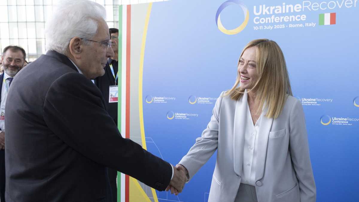 Immagine di Meloni al Quirinale tra lo sciatto complottismo e l'attivismo maldestro