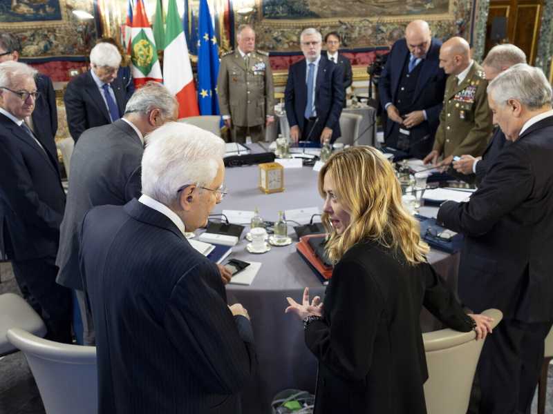 Meloni e la "pace" con Mattarella: "Dispiaciuta". L'incontro e la freddezza di La Russa con FdI. Gli spettri elettorali