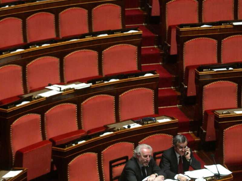 A tanti astenuti tante sedie vuote in Parlamento. Una modesta proposta