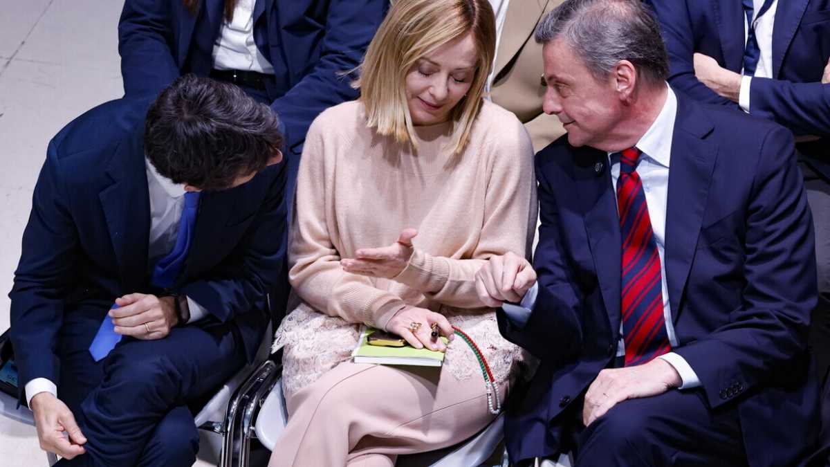 Immagine di Calenda: "Meloni ha cambiato linea su Kyiv. Ora deve scegliere: o Trump o l'Europa"