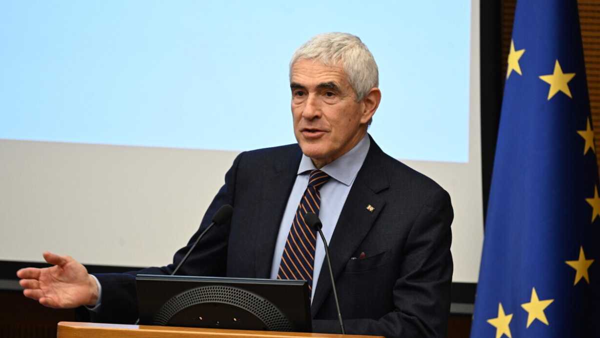 Immagine di “Al centro dell’aula”, libro-manifesto per un Casini quirinabile