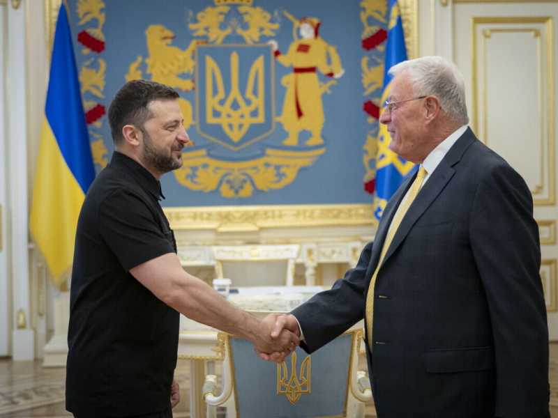 Un'immagine dell'incontro tra Volodymyr Zelensky e Joseph Keith Kellogg a Kyiv il 14 giugno del 2025 (foto Ap, via LaPresse)&nbsp;<br />
