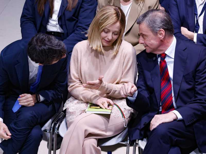 Calenda: "Meloni ha cambiato linea su Kyiv. Ora deve scegliere: o Trump o l'Europa"