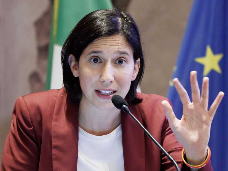 Schlein e la ghigliottina: la deroga dei tre mandati è il vero spavento dei Pd