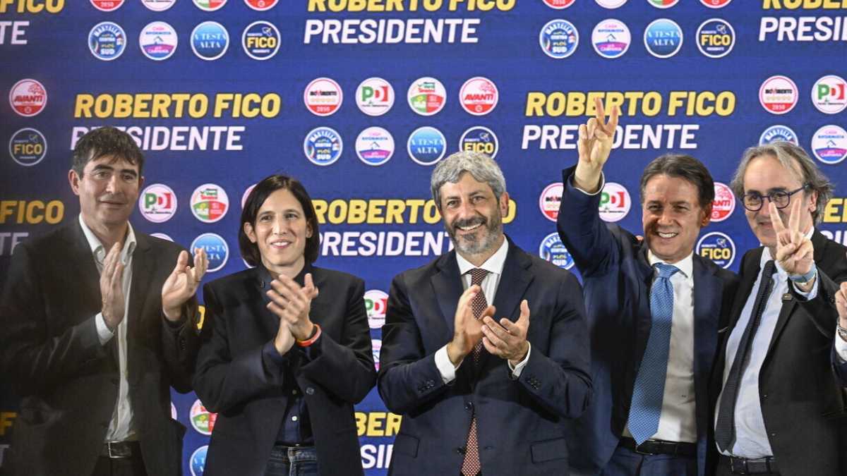 Immagine di Il campo largo accorre da Fico e festeggia la vittoria in Campania: "Battuto il governo Meloni"