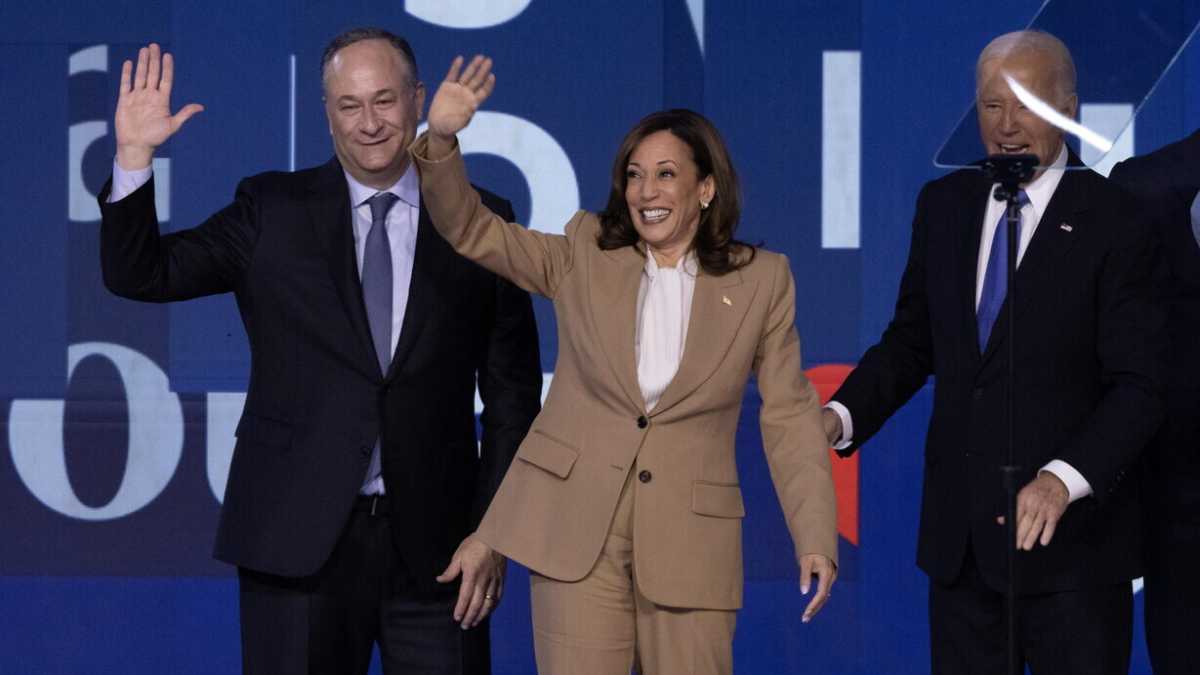 Immagine di Kamala Harris e il caso del vestito cammello. Come Obama nel 2014