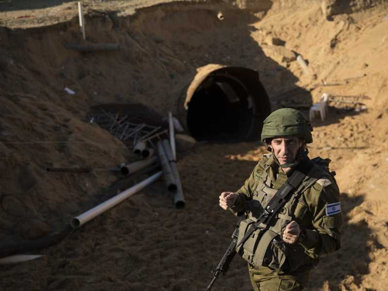 Dicembre 2023, Daniel Hagari all&rsquo;imboccatura di un tunnel di Hamas nel nord della Striscia di Gaza (Getty Images)&nbsp;<br />