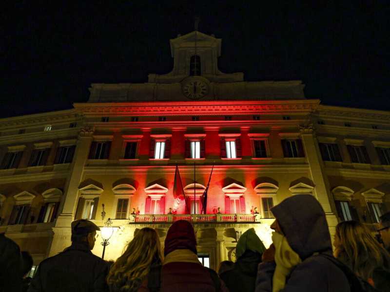 <span style="color: rgb(46, 45, 45); font-size: 12px;">Ansa, Montecitorio illuminato di rosso per l'eliminazione della violenza contro le donne</span>