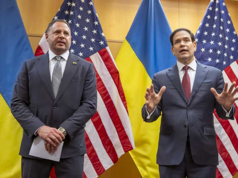 Andriy Yermak (a sinistra) e Marco Rubio (a destra) a Ginevra (Ansa)<br />