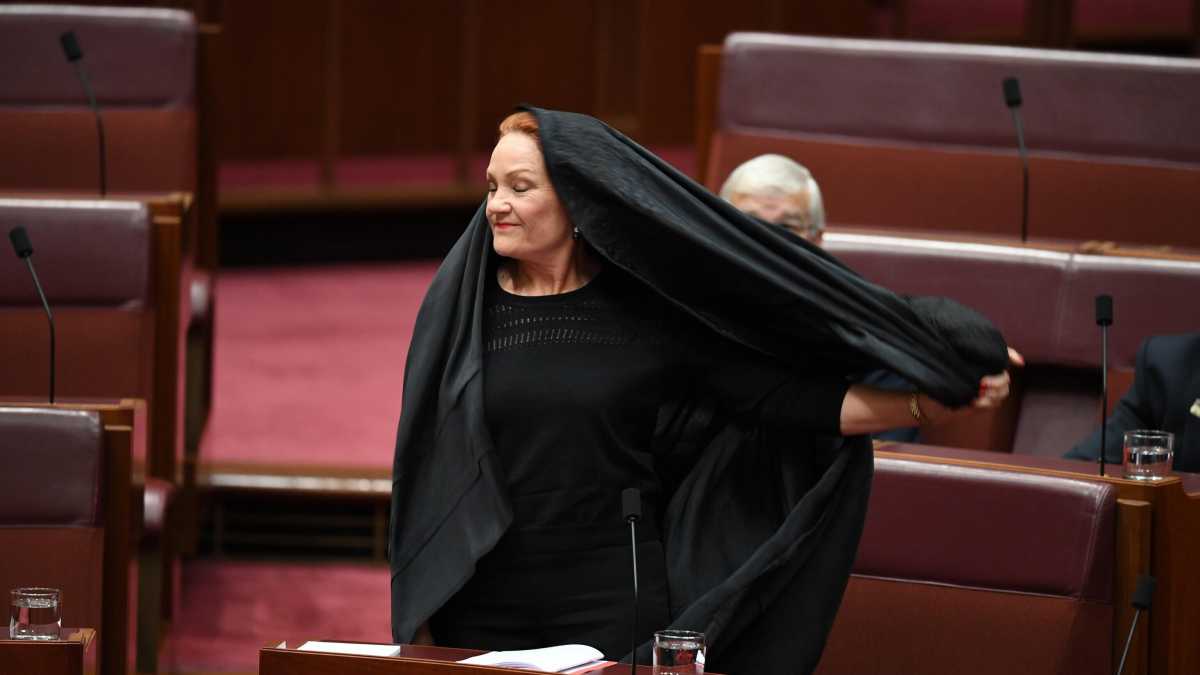Immagine di La senatrice australiana con il burqa, una farsa che si ripete ancora