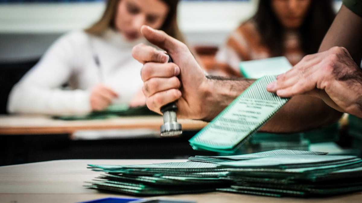 Immagine di Chi entra e chi esce dai consigli regionali dopo il voto: il confronto con il 2020 per ogni partito