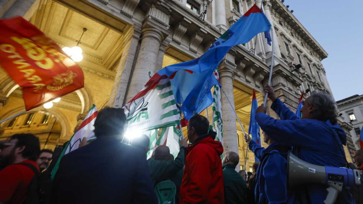 Immagine di I ritardi dei sindacati e il crollo dei salari reali in Italia