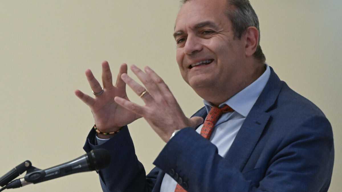 Immagine di De Magistris: “Il ritorno di Emiliano in magistratura? Paradossale”