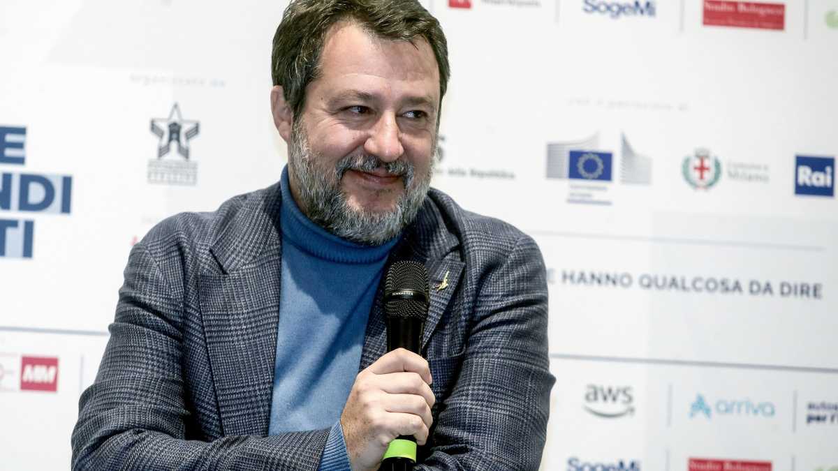 Immagine di Salvini il bocciato, dal Ponte alla Manovra. E lui si rifugia nei diversivi
