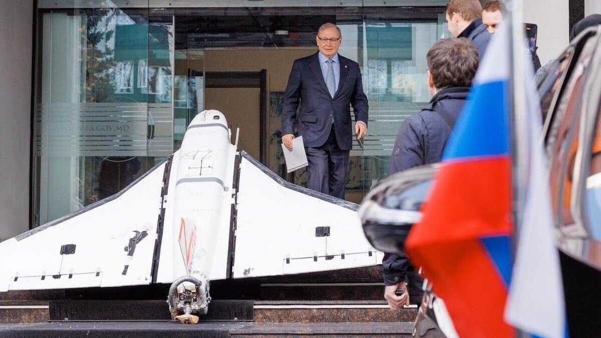 Immagine di La Moldavia convoca l’ambasciatore russo e lo accoglie con il drone davanti all’ingresso del ministero