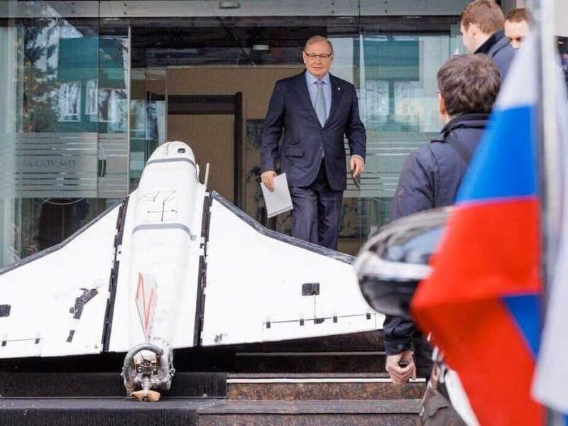 La Moldavia convoca l’ambasciatore russo e lo accoglie con il drone davanti all’ingresso del ministero