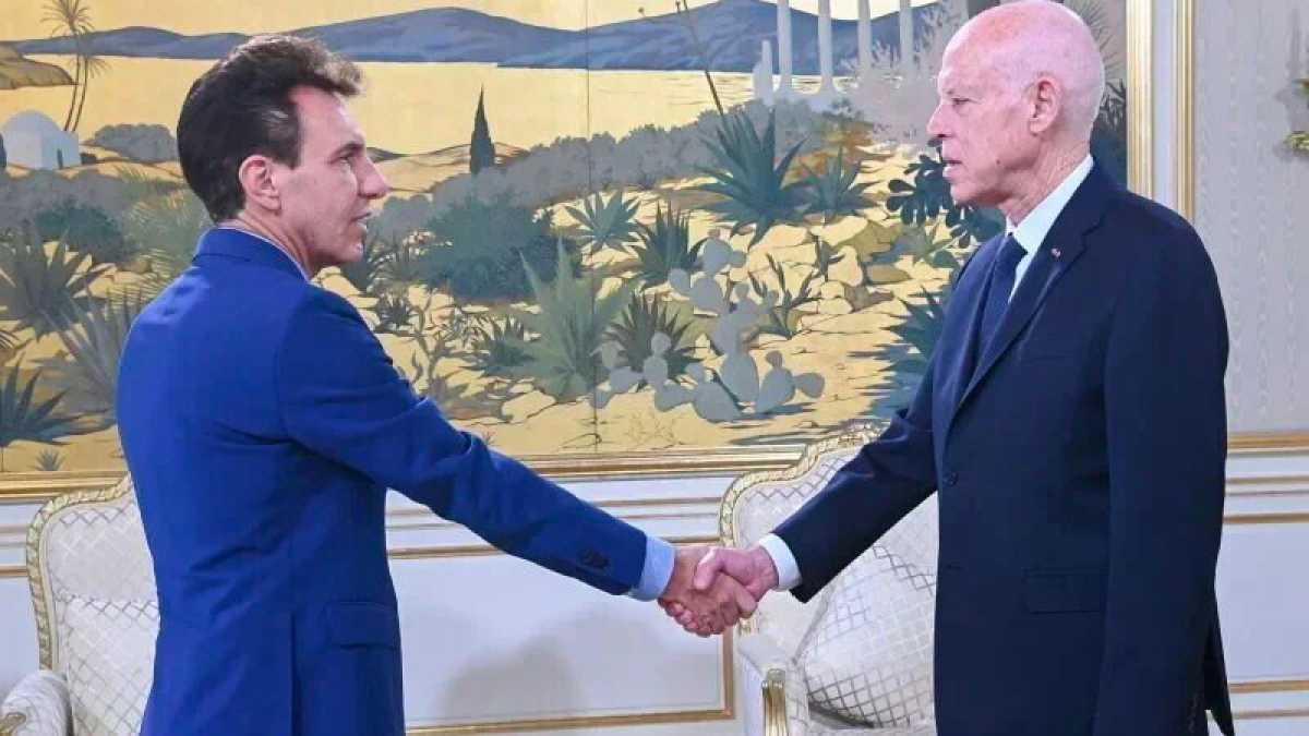 Immagine di Saied, il dittatore preferito dall’Italia, umilia l'ambasciatore dell'Ue (che è italiano)