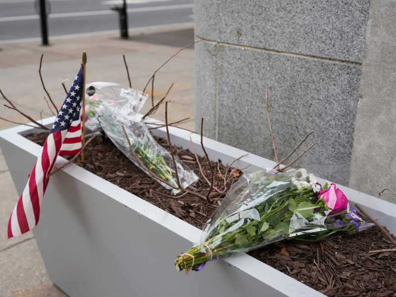 Un piccolo memoriale all'esterno della stazione della metropolitana di Farragut West dove sono stati colpiti i soldati (GettyImages) <br />