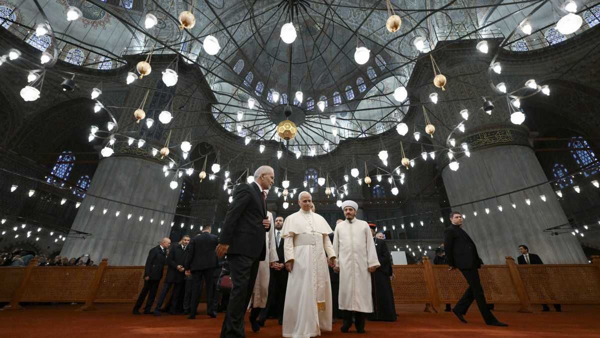 Immagine di La giornata turca di Papa Leone si apre in moschea (senza preghiera)