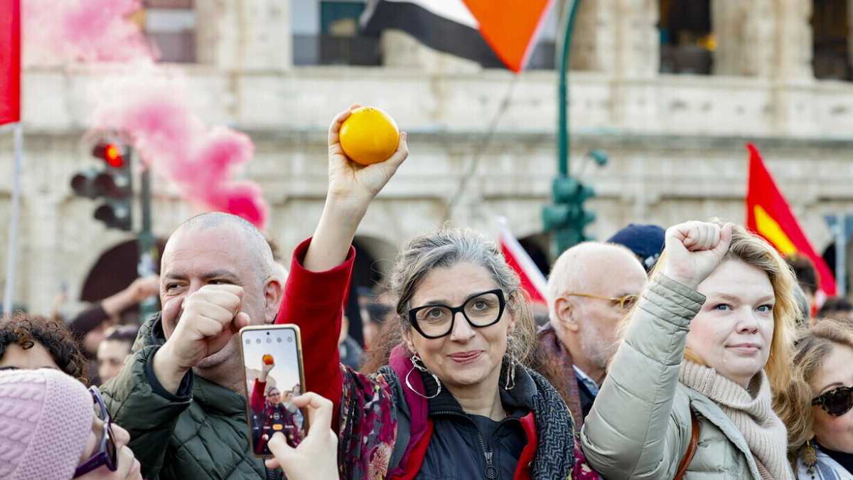 Immagine di Secondo Francesca Albanese l'occupazione della Stampa a Torino "è un monito". Meloni: "Parole gravissime"