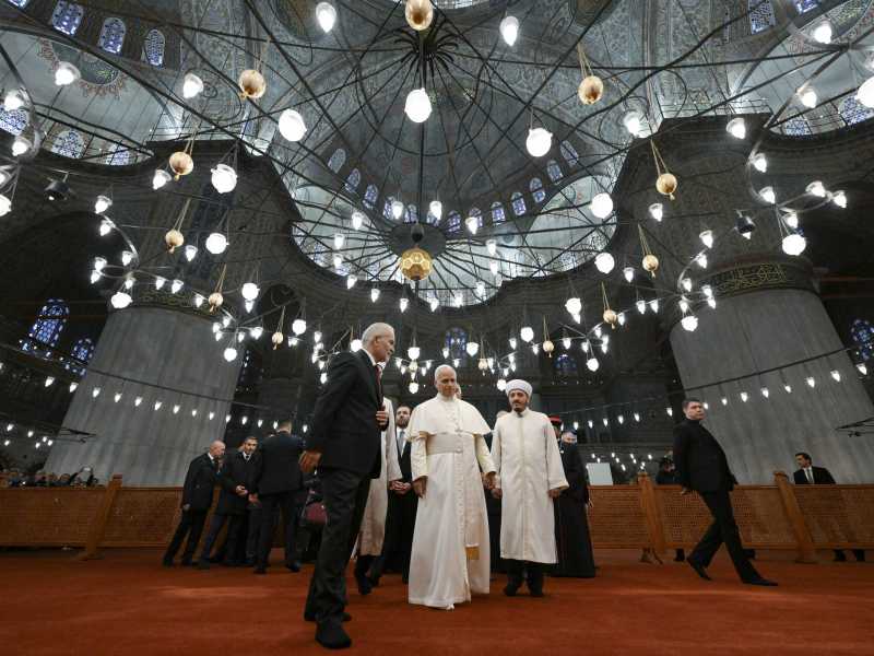La giornata turca di Papa Leone si apre in moschea (senza preghiera)