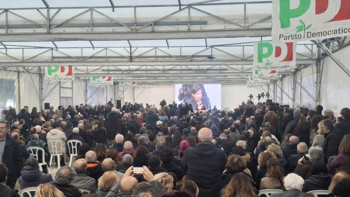 Immagine di Schlein la pattinatrice. Missione: salvare il Colle. A Montepulciano è Mattarella il solo faro del Pd