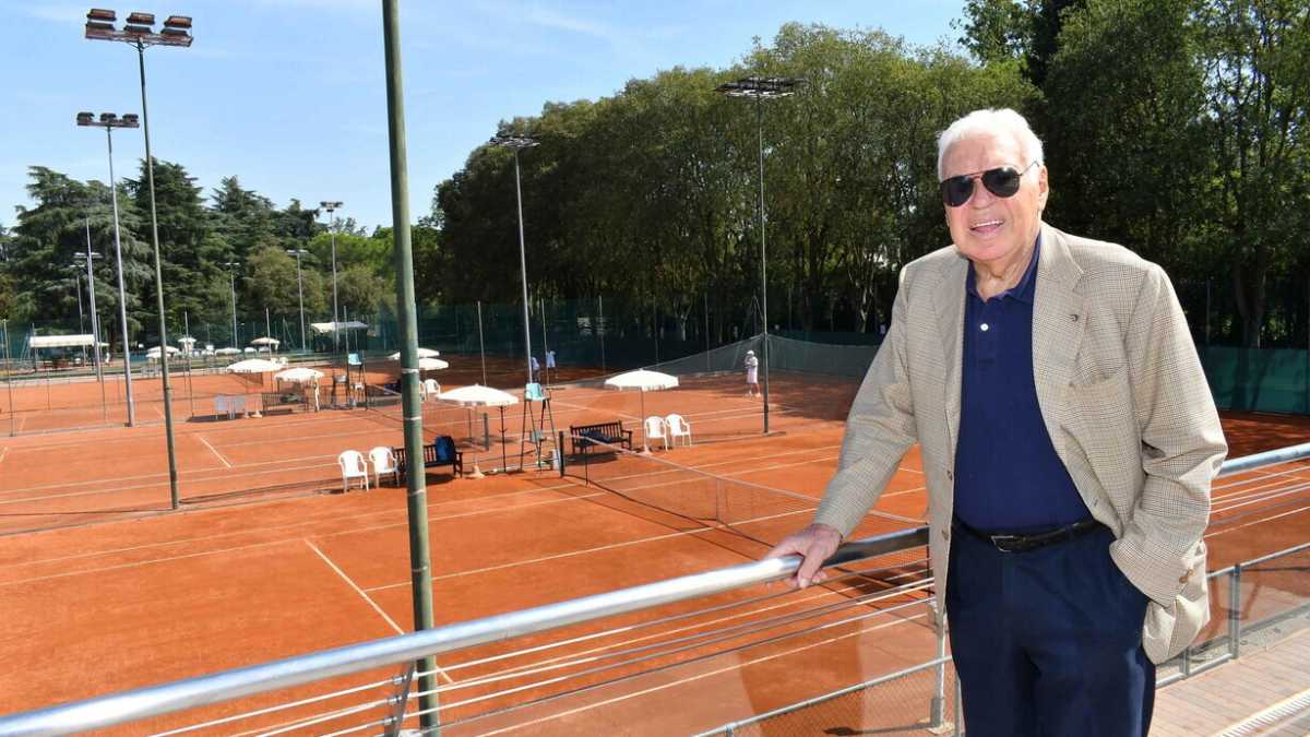 Immagine di Nicola Pietrangeli ha continuato a essere la luce negli anni bui del tennis italiano