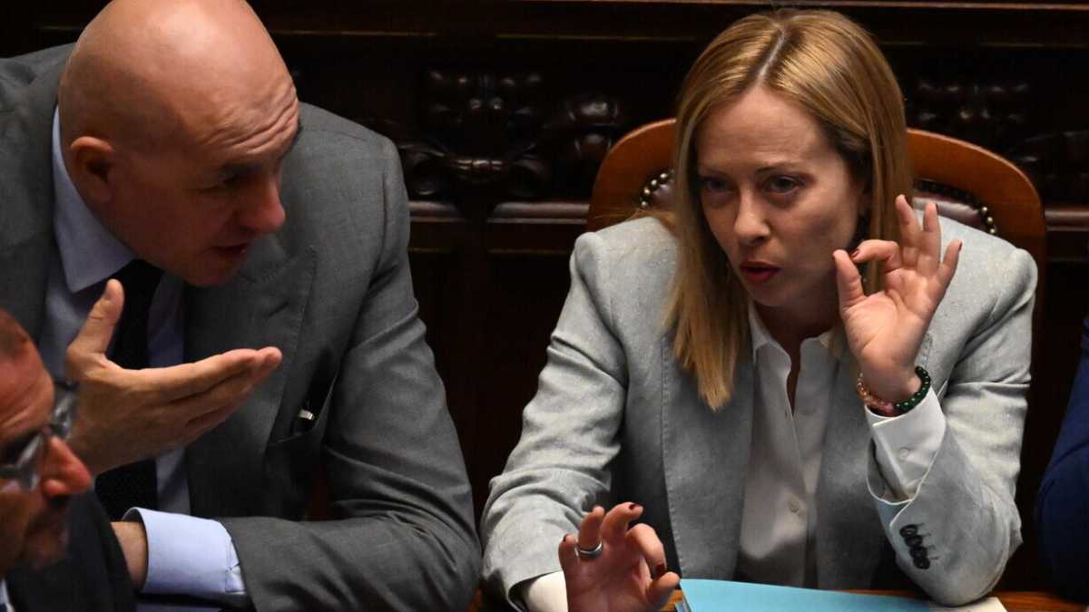 Immagine di L'università di Bologna blocca il corso per ufficiali. Meloni: "Atto incomprensibile e sbagliato". E Bernini: "Si farà"