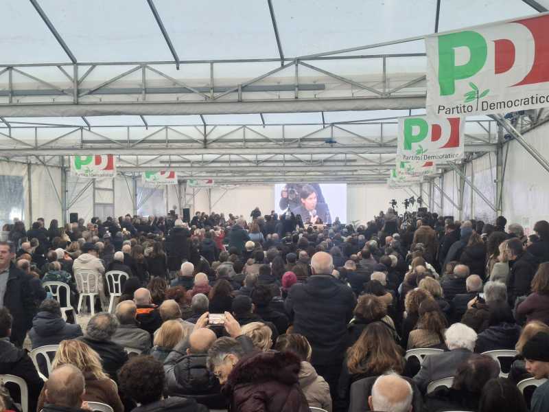 Schlein la pattinatrice. Missione: salvare il Colle. A Montepulciano è Mattarella il solo faro del Pd