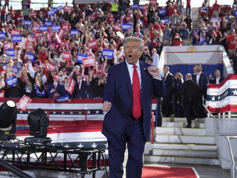 Donald Trump durante la campagna elettorale al J.S. Dorton Arena, di Raleigh, North Carolina (foto Ap, via LaPresse) <br />