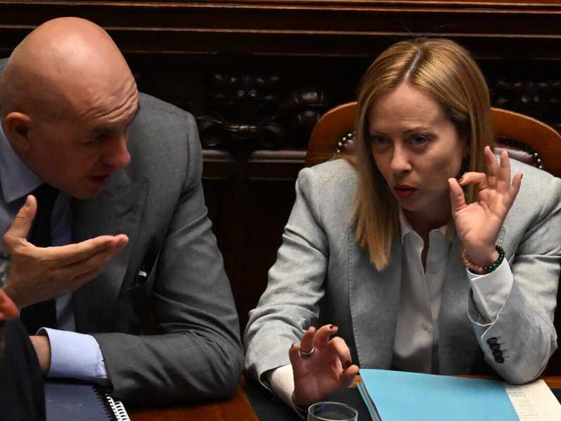 L'università di Bologna blocca il corso per ufficiali. Meloni: "Atto incomprensibile e sbagliato". E Bernini: "Si farà"