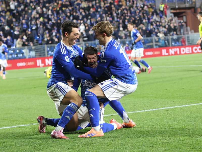 I giocatori del Como festeggiano l'1-0 contro il Sassuolo (foto LaPresse)