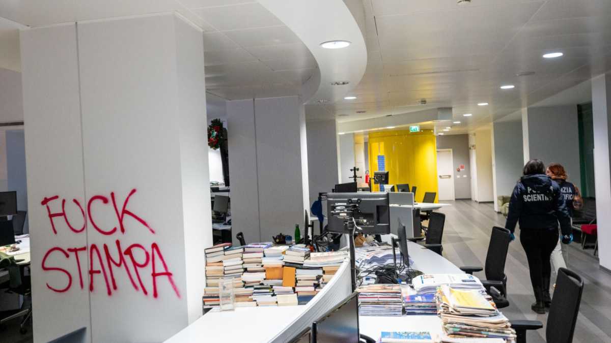 Immagine di Il surreale comunicato dei collettivi che rivendica l'attacco alla Stampa e promette altre azioni