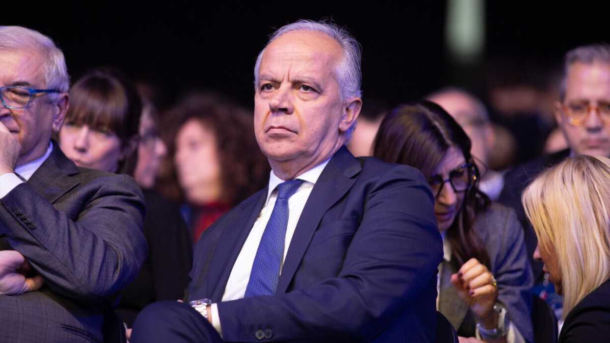 Immagine di Piantedosi e il dizionario della sinistra che “ammicca”