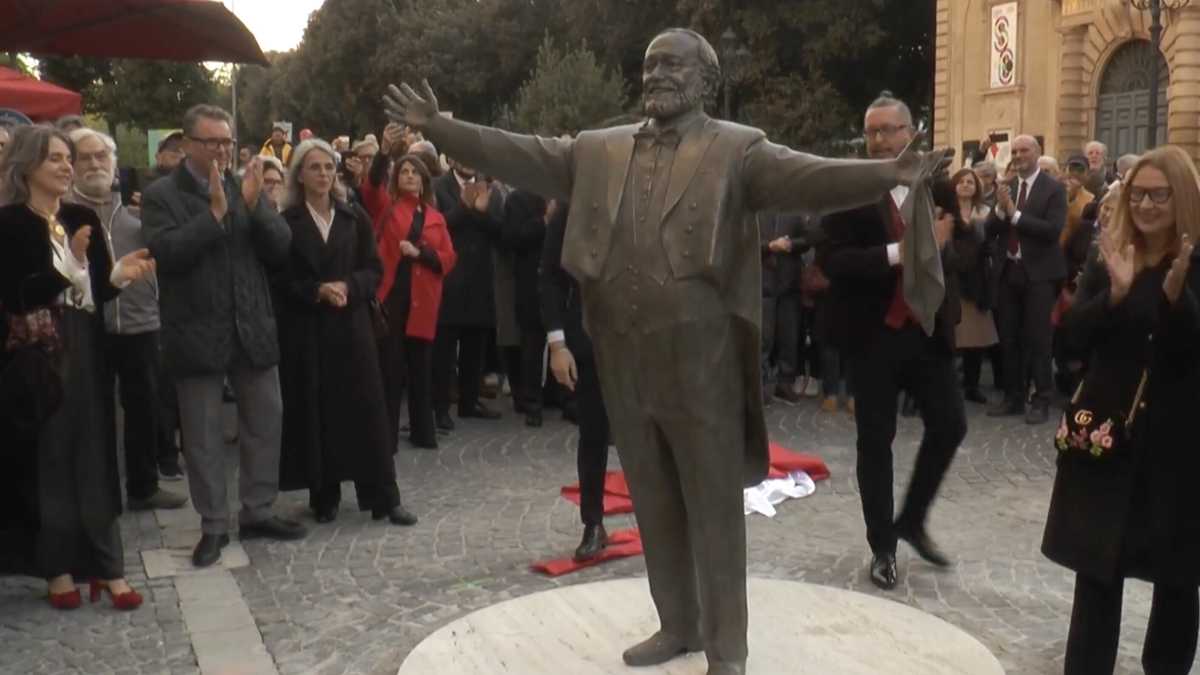 Immagine di Il ghiaccio libera lo spirito di Pavarotti dal bronzo senza stile del suo monumento