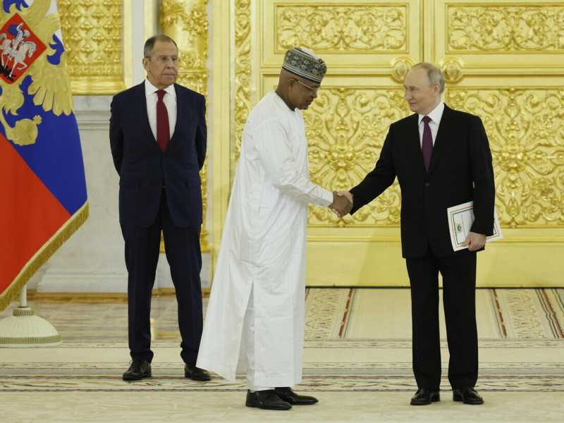 Vladimir Putin con l'ambasciatore nigerino a Mosca (foto LaPresse)