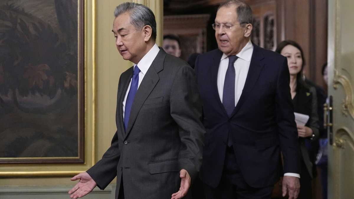 Immagine di Macron vola in Cina, Wang Yi a Mosca