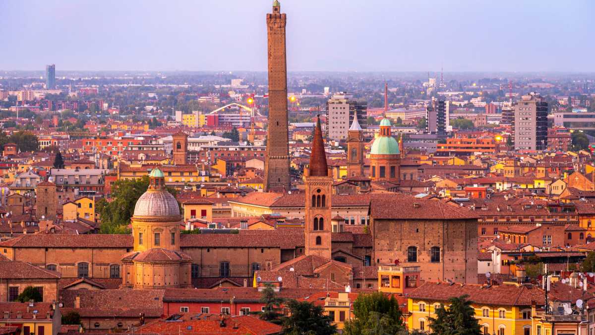 Immagine di Non solo il caso Albanese. Fenomenologia del degrado intellettuale di Bologna