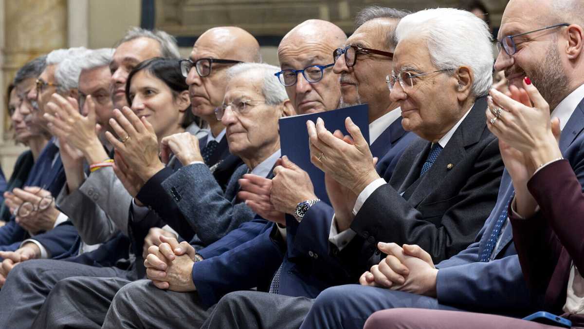 Immagine di Mattarella omaggia Napolitano, ma FdI diserta e Schlein è in ritardo. Violante: "Il referendum lo vince Meloni"