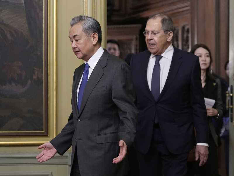 Macron vola in Cina, Wang Yi a Mosca
