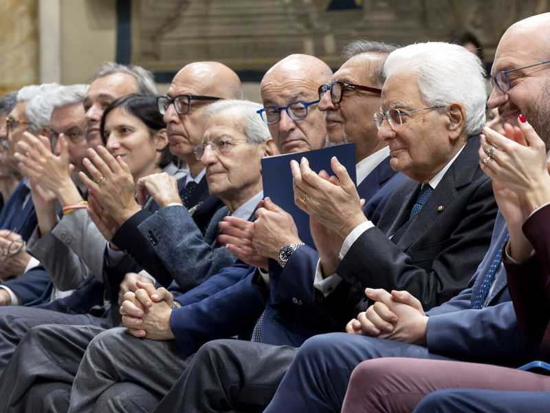 Mattarella omaggia Napolitano, ma FdI diserta e Schlein è in ritardo. Violante: "Il referendum lo vince Meloni"