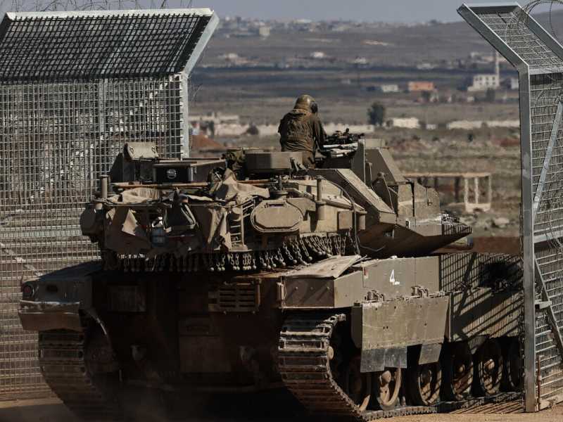 Un carroarmato israeliano entra nella buffer zone vicino a Quneitra, in Siria (foto Ansa)